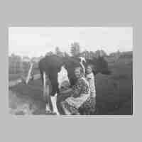 040-0050 Anna Klewitz und Tochter Irma beim Melken ca. 1939 .JPG